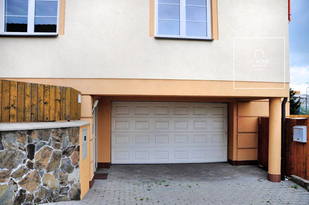 BA III., Kramáre, luxury detached house with a pool on Klenova Street