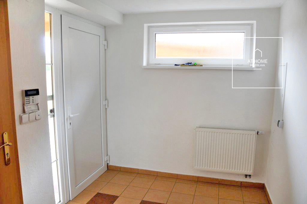 BA III., Kramáre, luxury detached house with a pool on Klenova Street