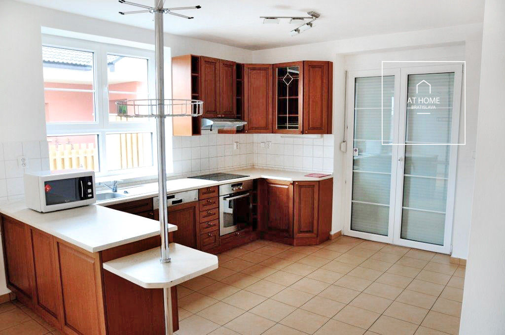 BA III., Kramáre, luxury detached house with a pool on Klenova Street