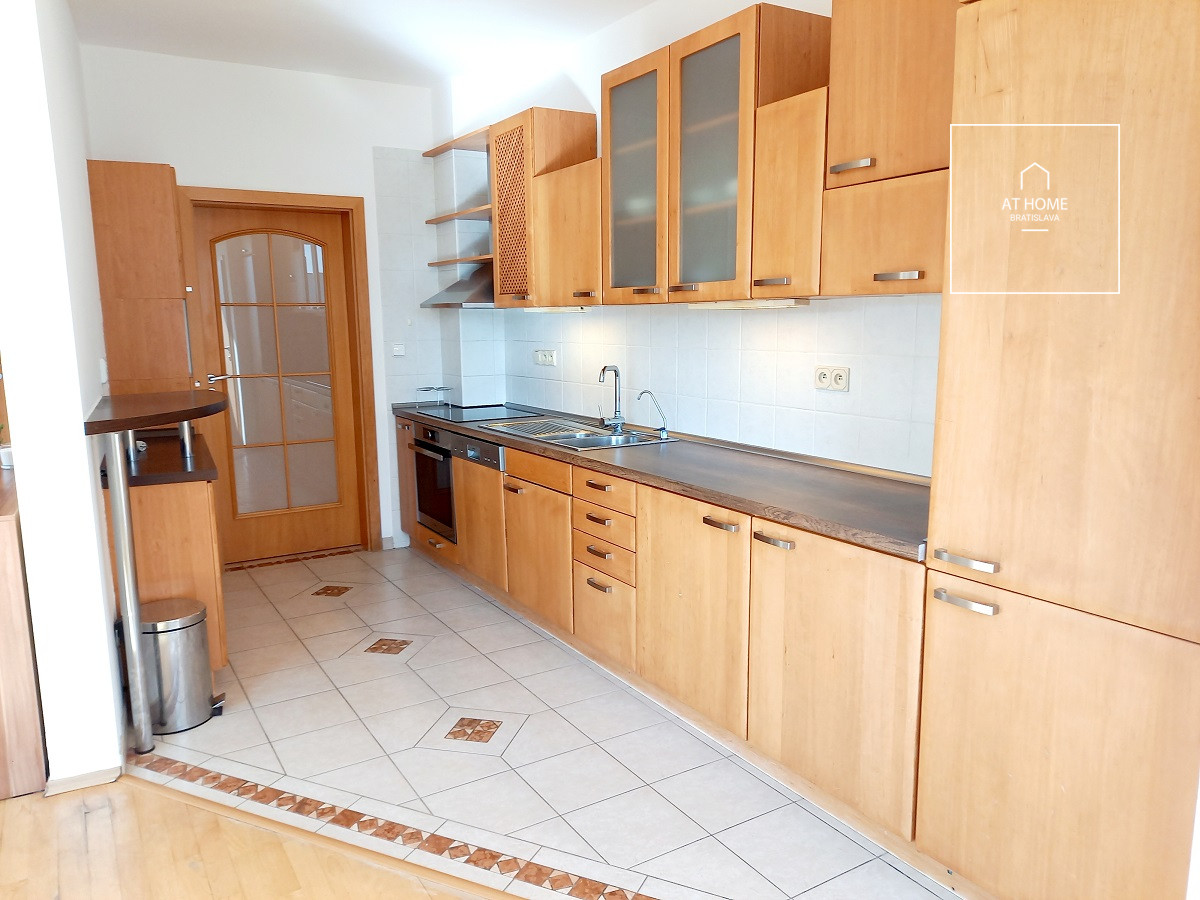 BA I., STARÉ MESTO, 3-BEDROOM APARTMENT NEAR THE HORSKY PARK
